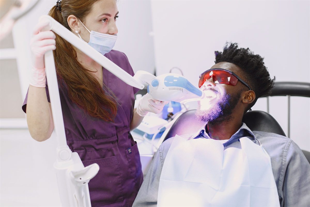 Comparativa entre blanqueamiento dental en casa con kit casero y blanqueamiento profesional en clínica