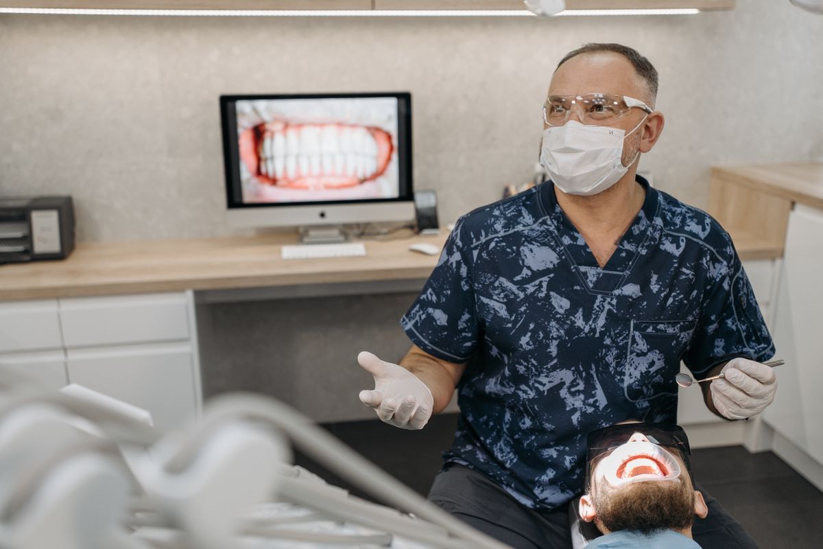 Paciente relajado en el sillón dental durante un escaneo intraoral sin moldes