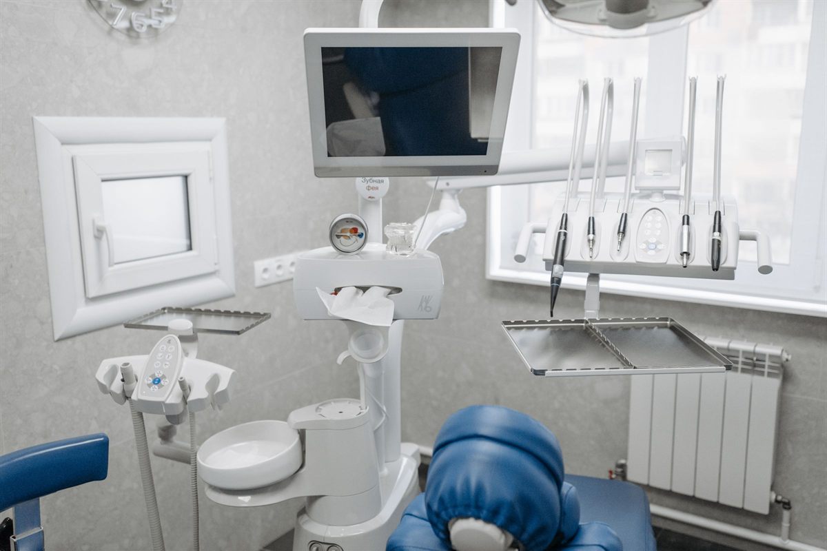 Férula quirúrgica para cirugía guiada de implantes dentales con casquillos metálicos