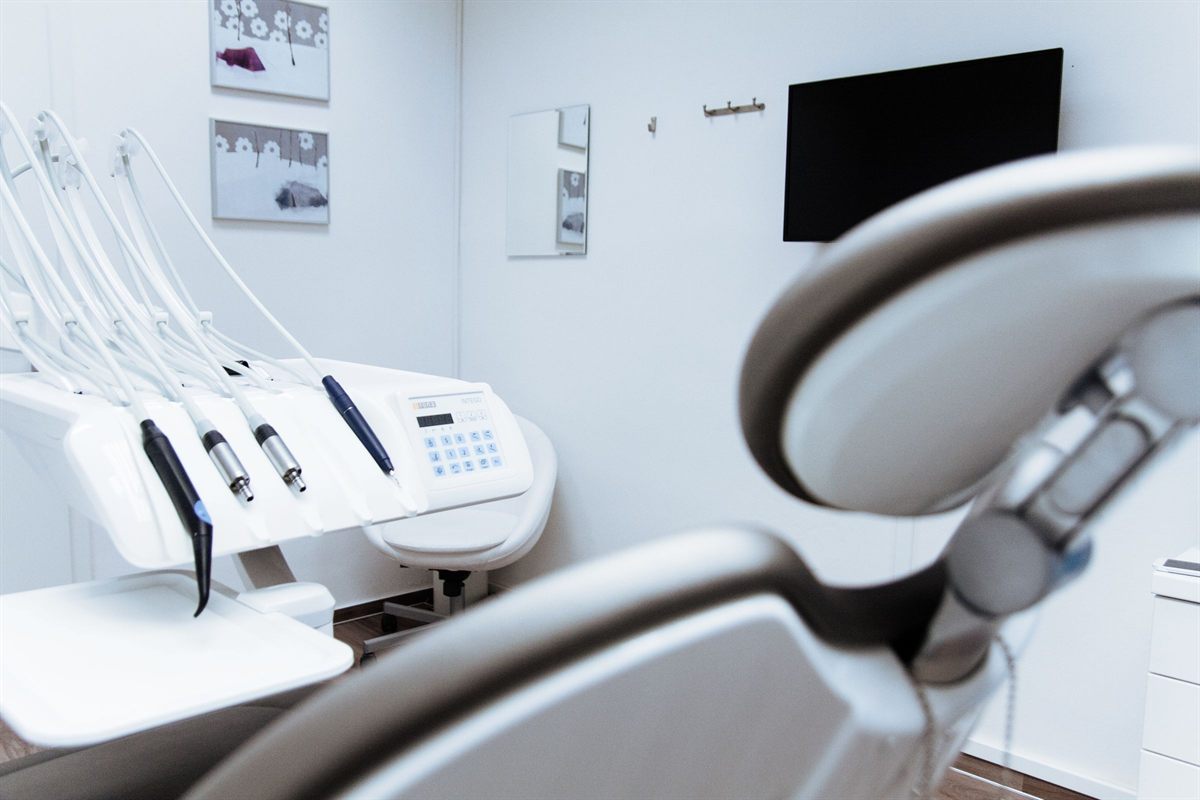 Paciente sonriente tras la colocación de un implante dental con cirugía guiada sin inflamación