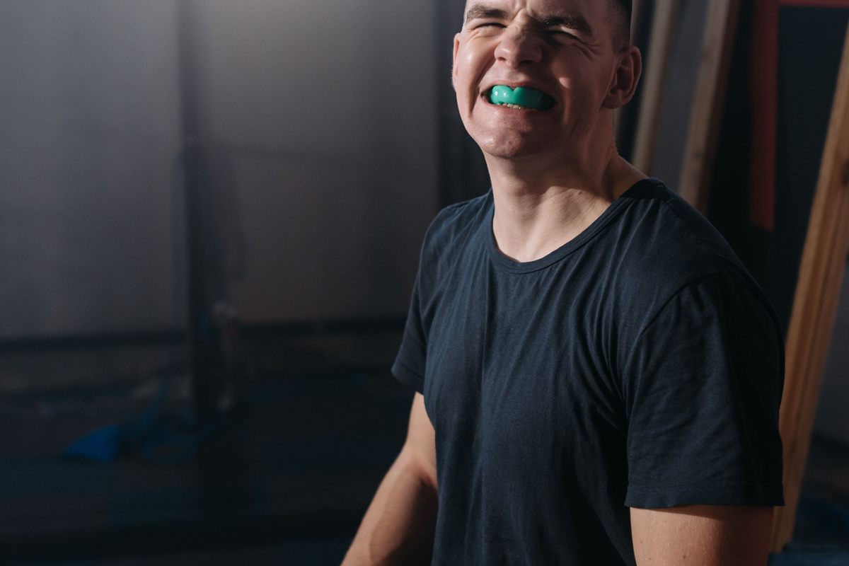 Protector bucal personalizado para prevenir traumatismos dentales en deportes de contacto