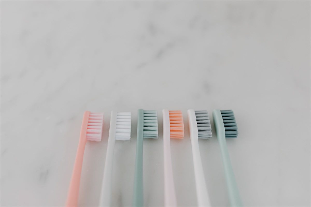 Férula de descarga nocturna transparente para proteger carillas dentales en pacientes con bruxismo