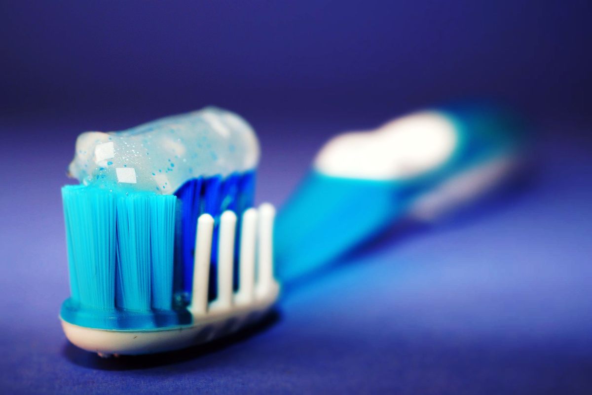 Revisión profesional de carillas dentales en consulta del Instituto Dental Bosch en Barcelona