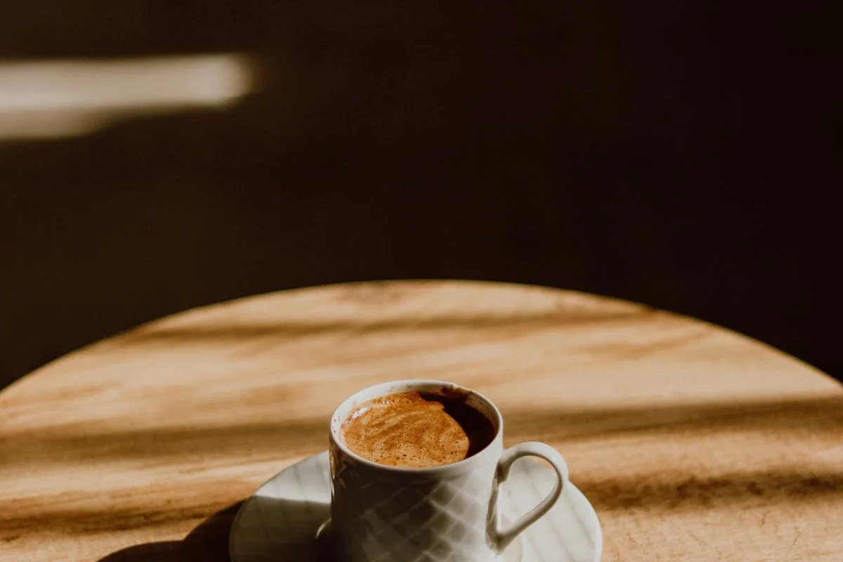 Taza de café que conviene dejar templar antes de tomarla después de un implante dental