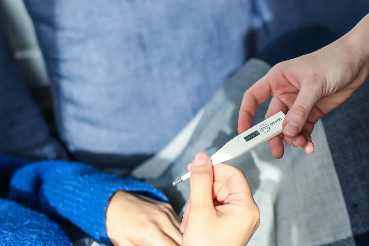 Termómetro para controlar la fiebre como señal de alarma después de un implante dental