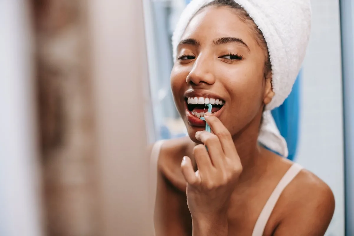 Higiene interdental diaria para prevenir la periimplantitis alrededor de los implantes