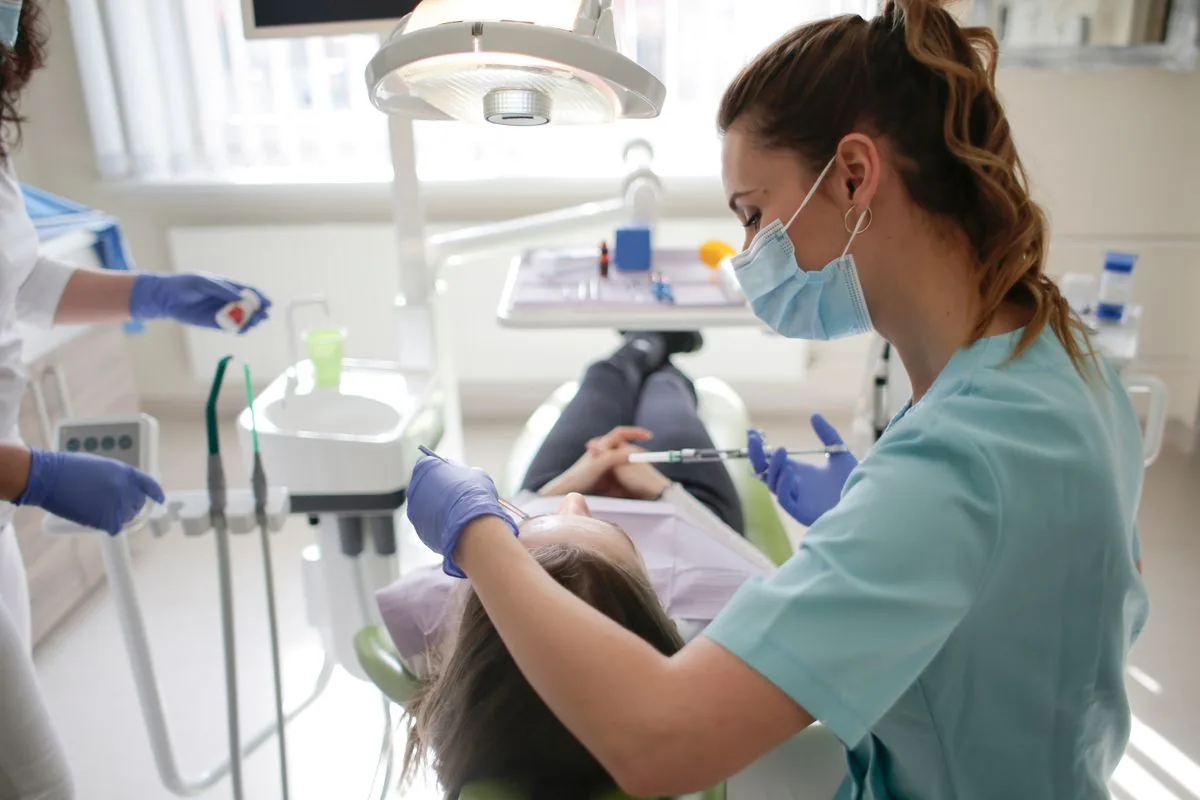 Higienista en una visita de mantenimiento periodontal para mantener estables las bolsas