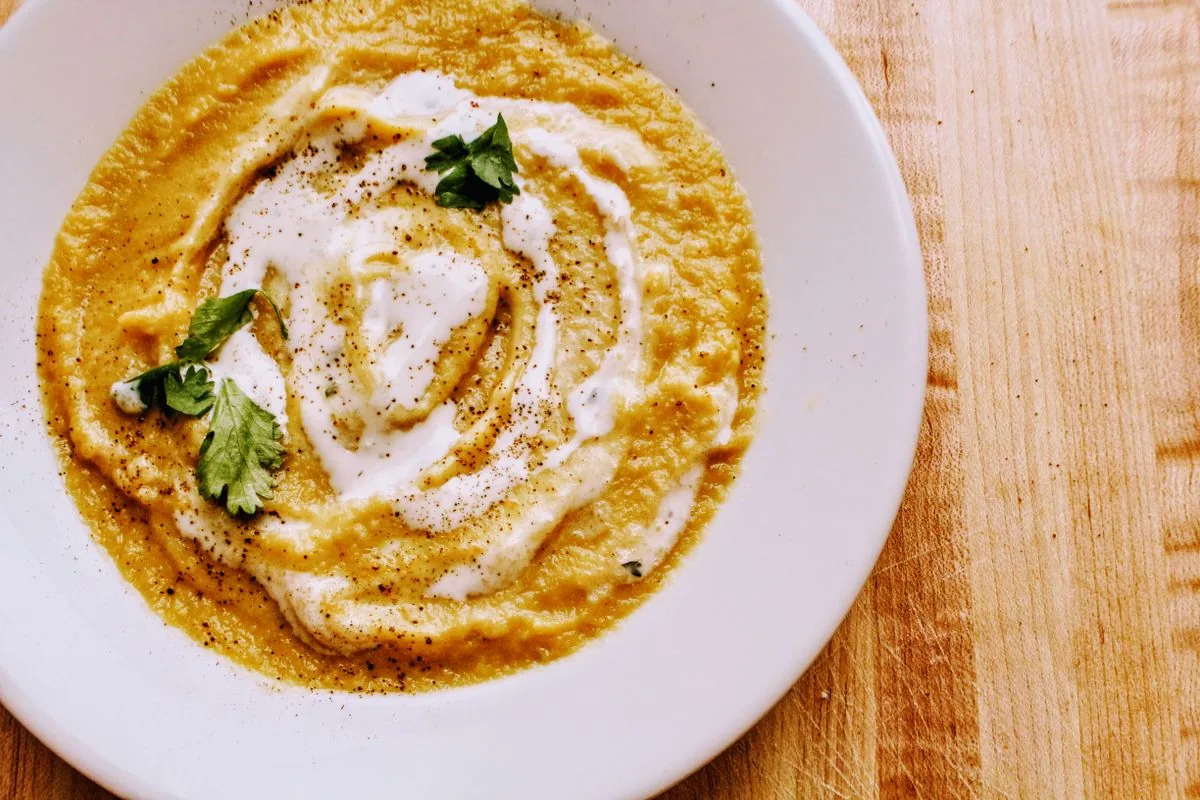 Crema de verduras templada, un alimento blando para la recuperación tras un curetaje dental
