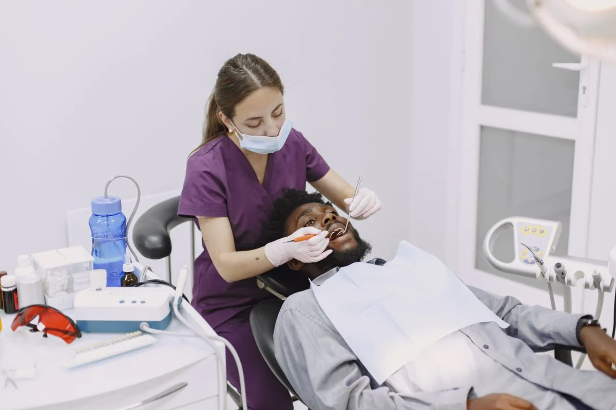 Limpieza profesional como primera fase del tratamiento de la periimplantitis