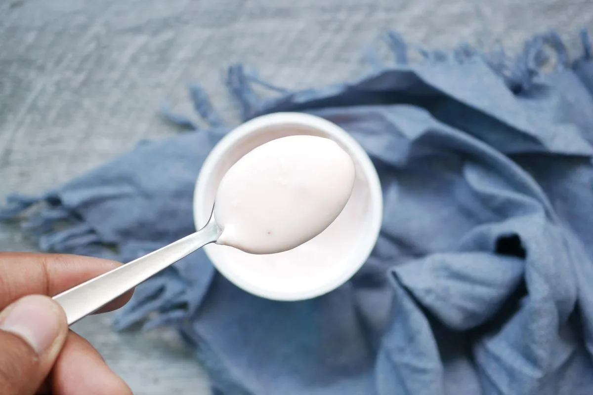 Yogur natural a cucharadas, alimento adecuado las primeras horas después de un implante dental